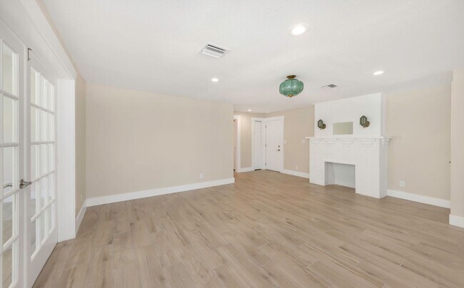 Building Photo - P201 - #9A Holiday Inn