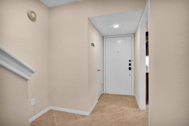 Building Photo - 938 Memorial Village Dr