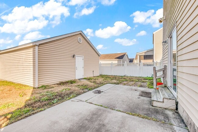 Building Photo - 16 Bushwood Dr