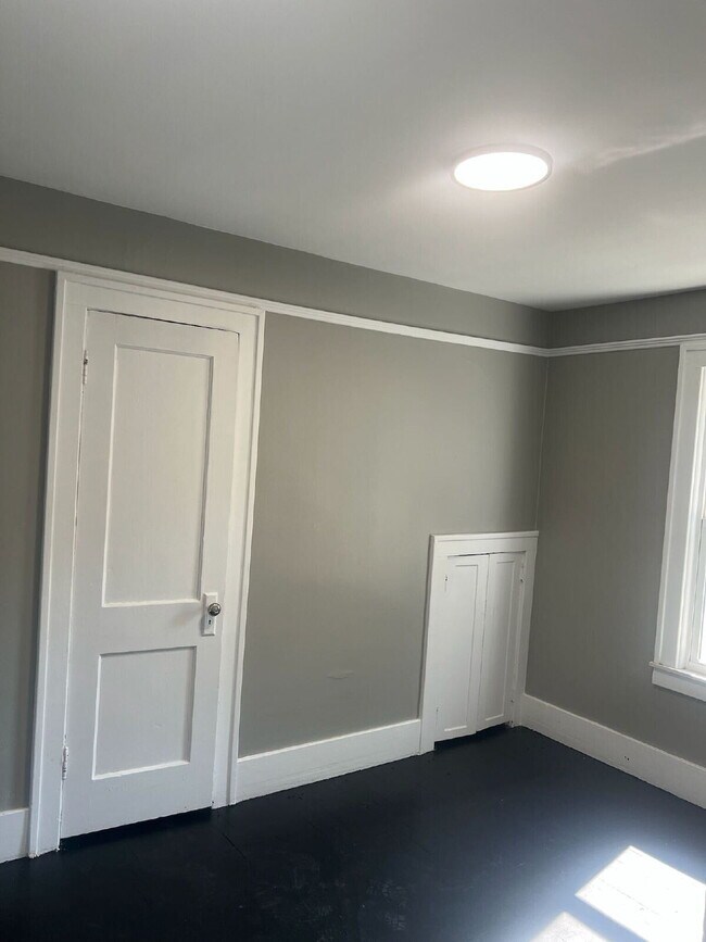 Building Photo - 7543 Lozier Ave