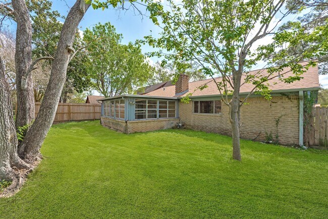 Building Photo - 807 Seacliff Dr