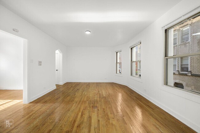 Building Photo - 8051 S Ingleside Ave 934-42 E 81st Chicago, IL 60619