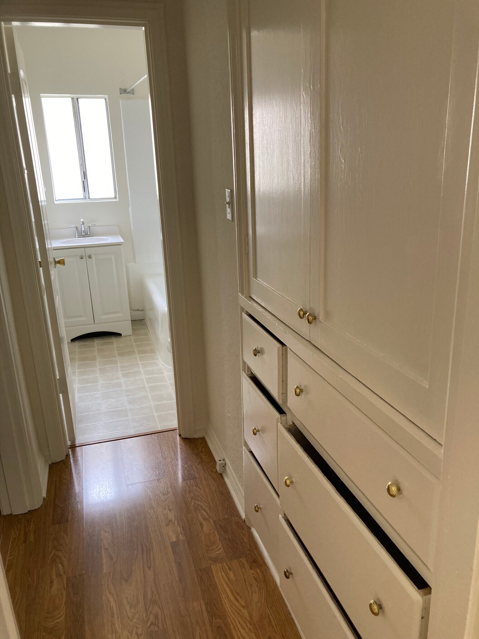 Hallway - 934 W 9th St