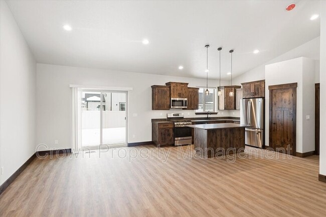 Building Photo - 4046 Snowberry Ave