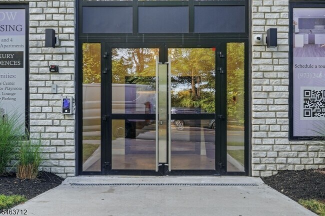 Building Photo - 420 River Dr