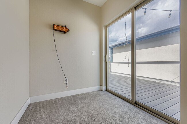 Building Photo - Luxury 3 bed, 3.5 bath Townhome Blocks fro...