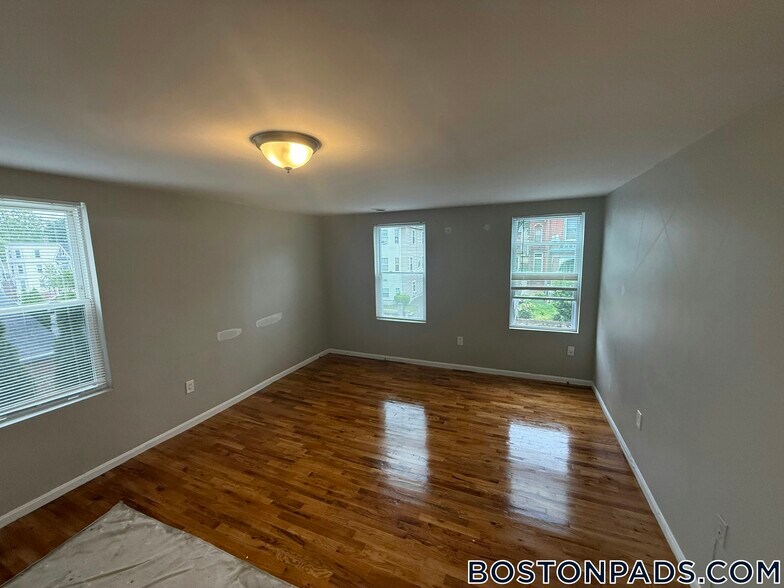 Building Photo - 38 Forest St