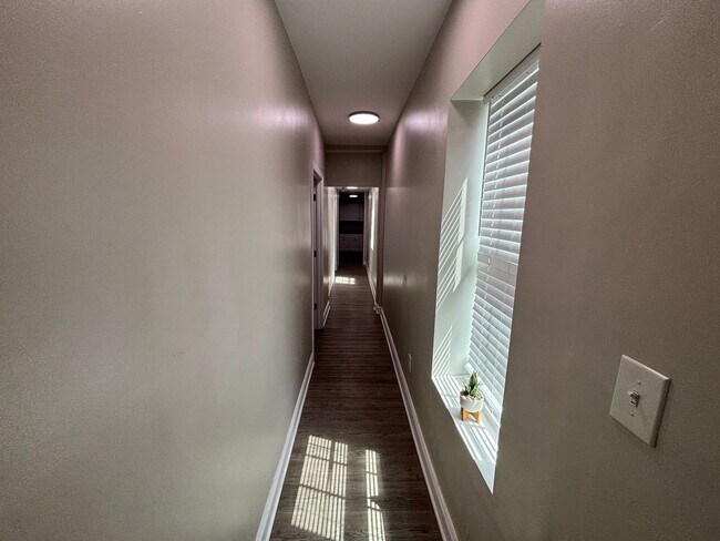 Building Photo - 2 Bed 1 Bath - Renovated single family house in the Russell neighborhood