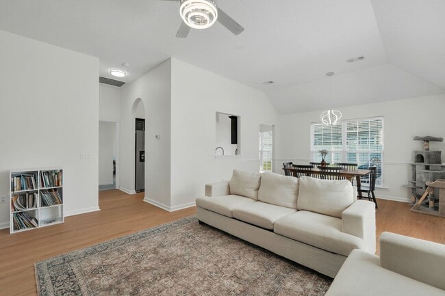 Building Photo - Centrally Located Ranch Home in Richmond Hill
