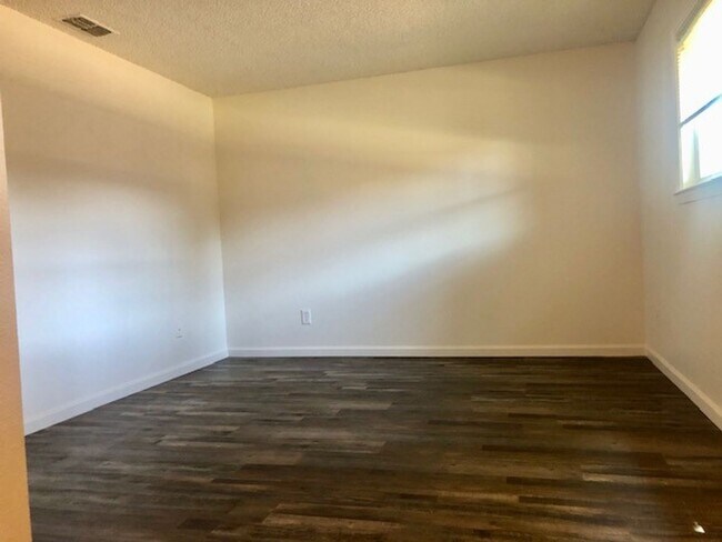 Building Photo - Nice 4 bedroom, 2 bathroom home in Citrus Heights