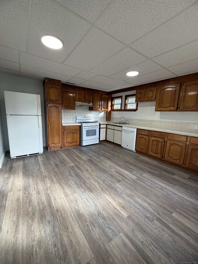 Building Photo - 74 Grove Beach Rd N