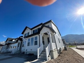 Building Photo - 4 Bedroom 2.5 Bathroom Townhome in Lehi!