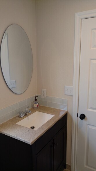 Building Photo - 429 W 2nd St