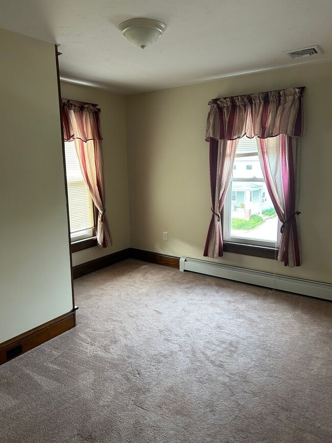 Building Photo - 3 Bedroom, 1.5 bathroom Home with 2-Car Garage!!