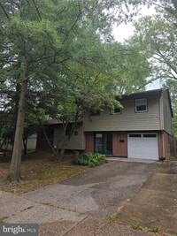 Building Photo - 305 Radcliffe Dr
