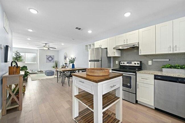 Building Photo - 909 Reinli St