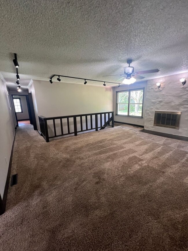 Building Photo - 4 bedroom/2 bath house