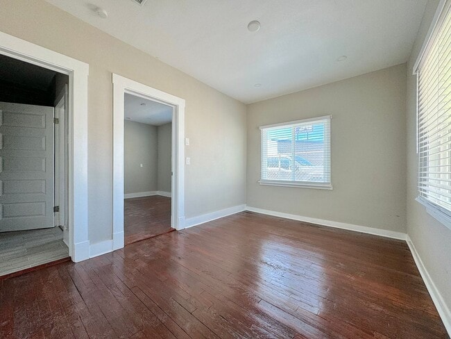 Building Photo - 2 bed w/REFRIG A/C and HUGE finished basem...