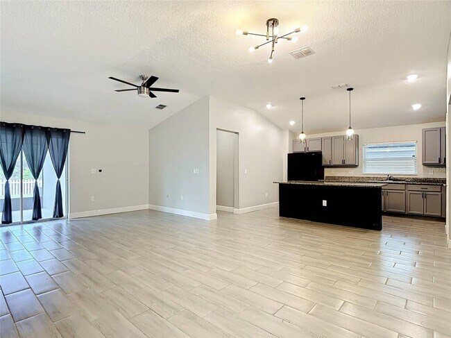 Building Photo - 3040 Lakes Crest Ave