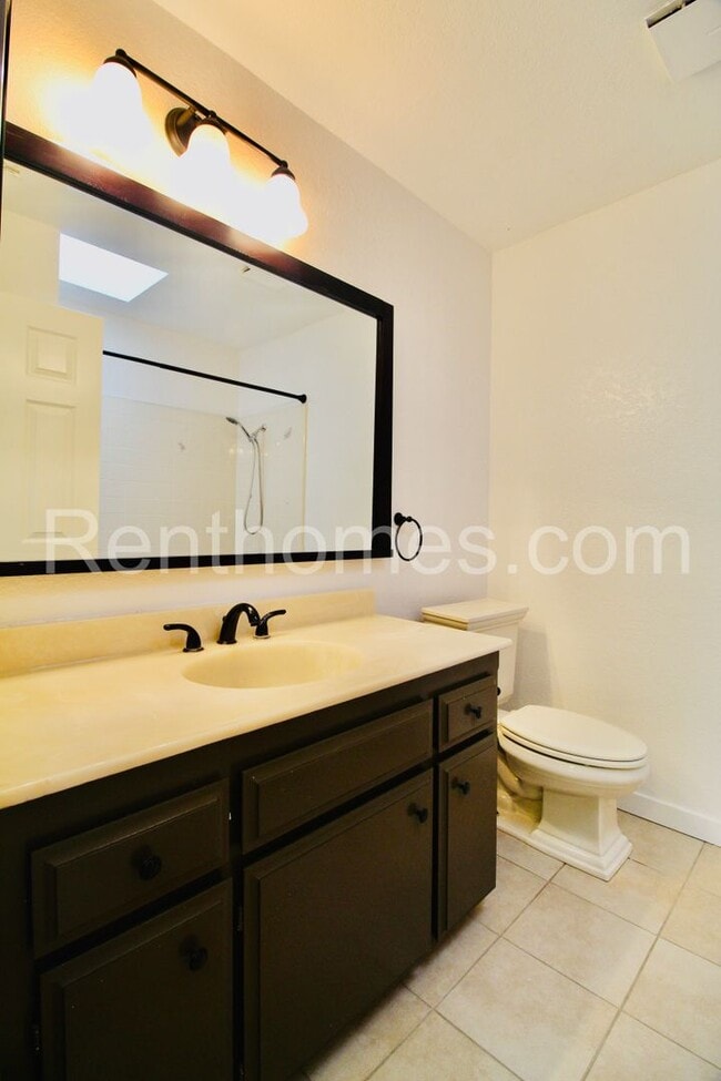 Building Photo - 2528 Navarra Dr