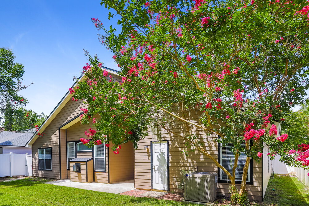 Building Photo - 8895 Canopy Oaks Dr