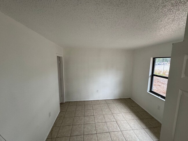 Building Photo - Cozy duplex with 3 bedrooms and 2 baths