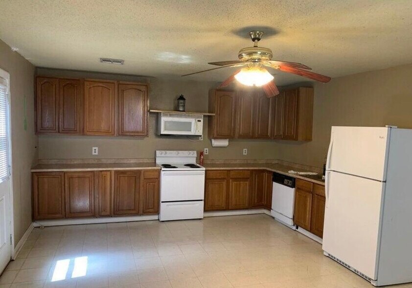 Building Photo - 1003 School St