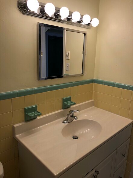 Bathroom - 306 Avenue C NE