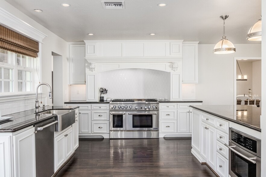 beautiful chef's range is the focus of the large open kitchen - 5214 N 43RD PL
