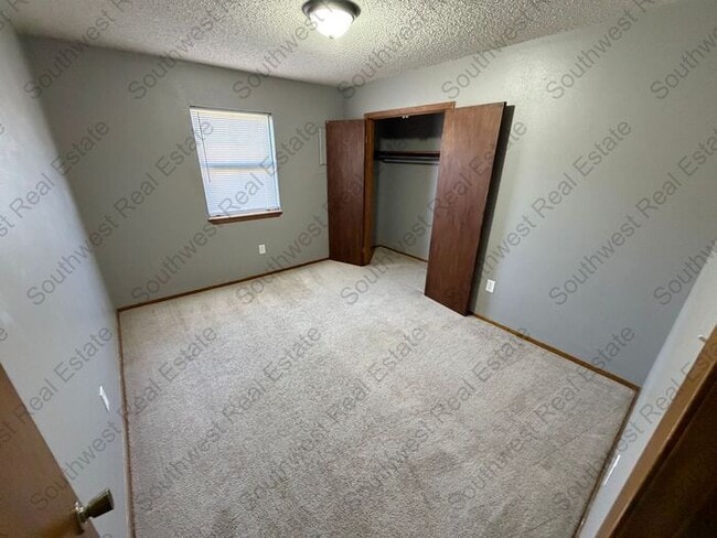 Building Photo - Spacious 3 bedrooms 2 baths home with 2 car garage