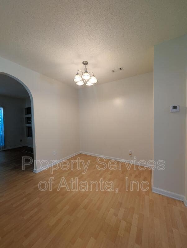 Building Photo - 5060 Lincoln Dr