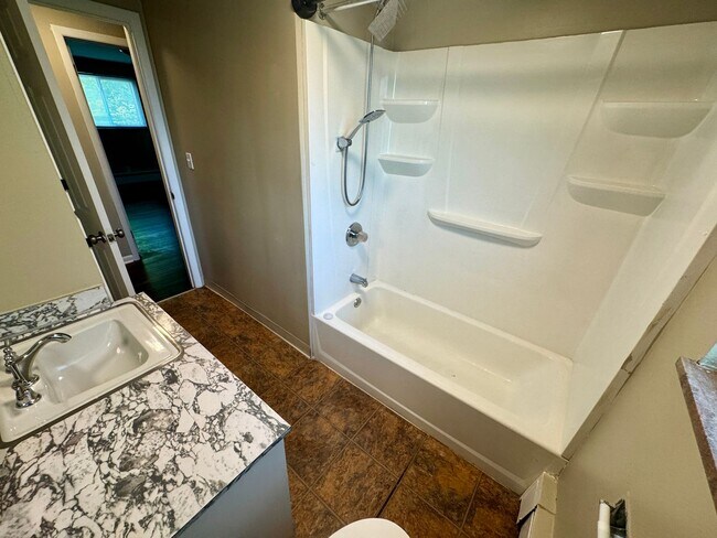 Building Photo - 3 Bedroom ~ Clintonville
