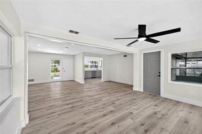 Building Photo - 2141 Indian Ave S