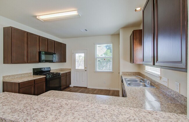 Building Photo - Open Layout & Large Backyard in Houston’s Evergreen Villas – 3 Beds, 2½ Baths