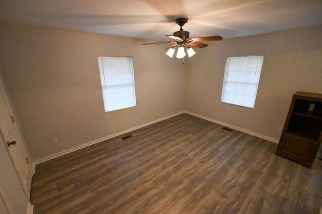 Building Photo - Stunning 3BR / 3BA Home on 2.48 Acres – Hillsborough, NC