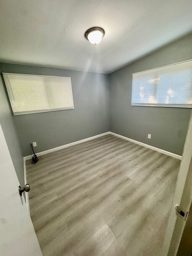 Building Photo - Don’t miss this opportunity!