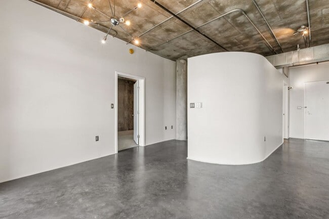Building Photo - Loft Condo in Downtown Orlando
