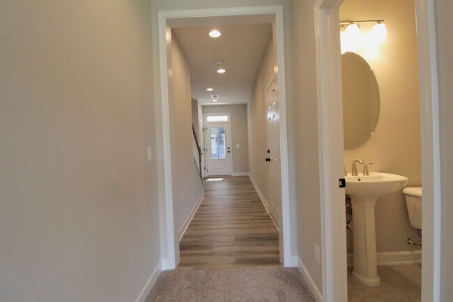 Building Photo - 3 bedroom town home with a finished basement and garage located in popular Preston Lakes