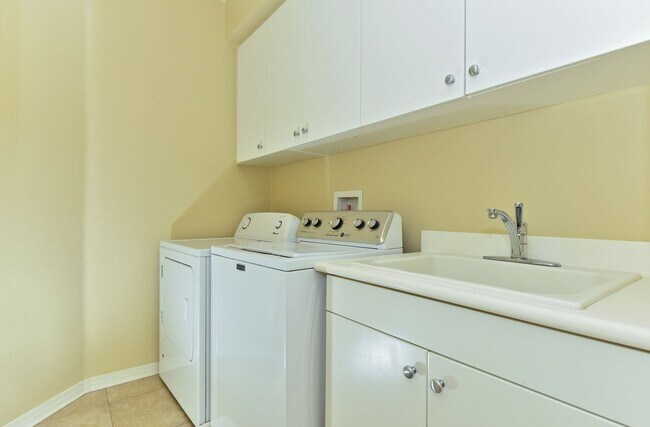 Building Photo - 6941 Waters End Dr