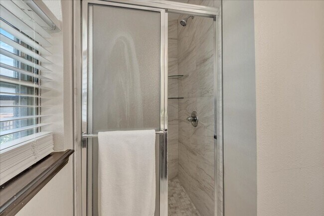 Building Photo - 3 bed, 2 bath, 2 livings