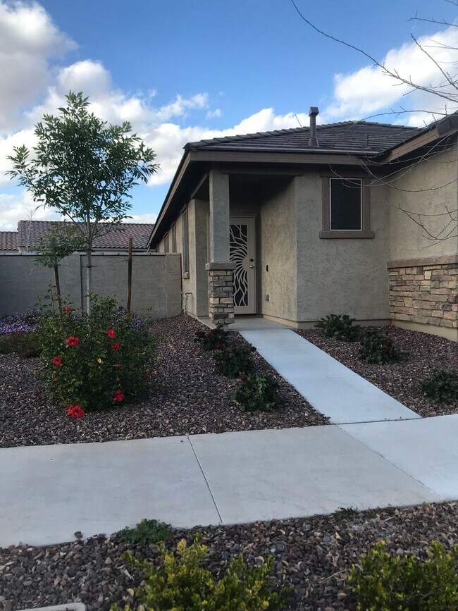 Building Photo - Beautiful Newer 3 bedroom Home Sweetwater ...