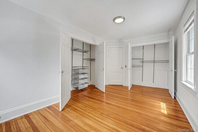 Building Photo - 10 Carman Rd