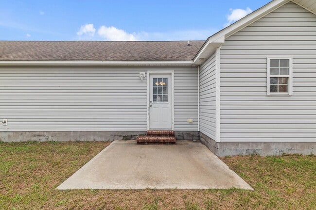 Building Photo - 3 Bedroom 2 Bathroom Home