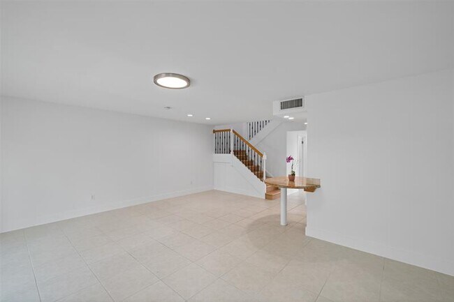 Building Photo - 2532 NE 9th St