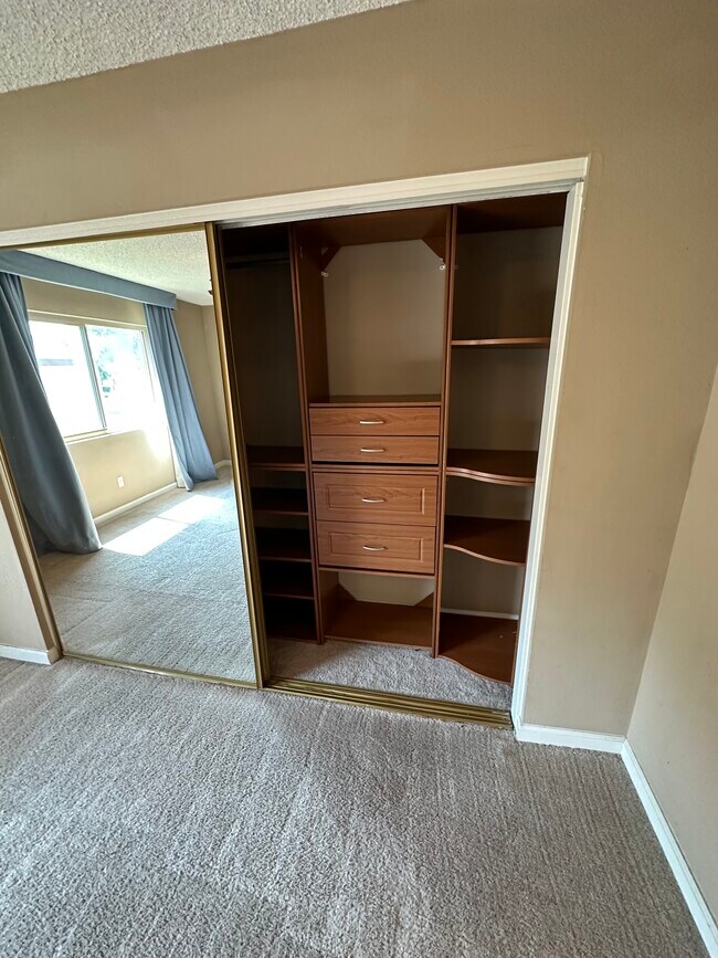 Building Photo - 917 W State St