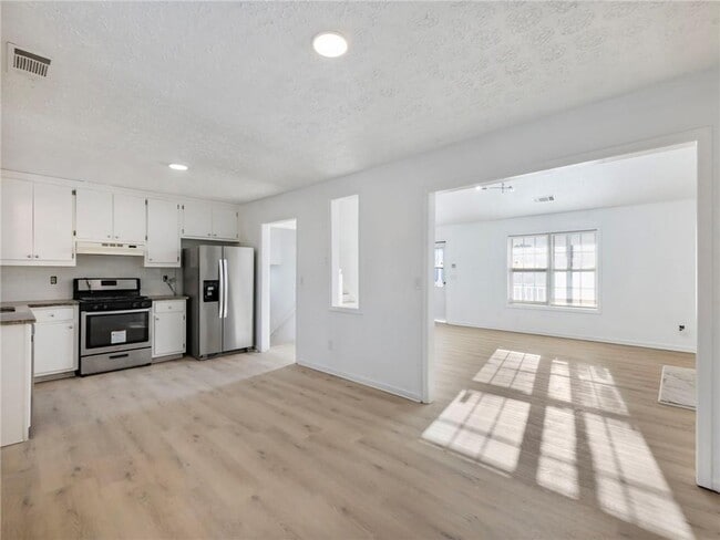 Building Photo - 2032 Morning Dew Pl