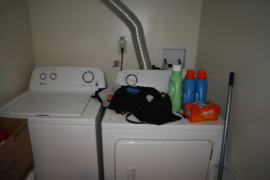 Building Photo - 611 Park St