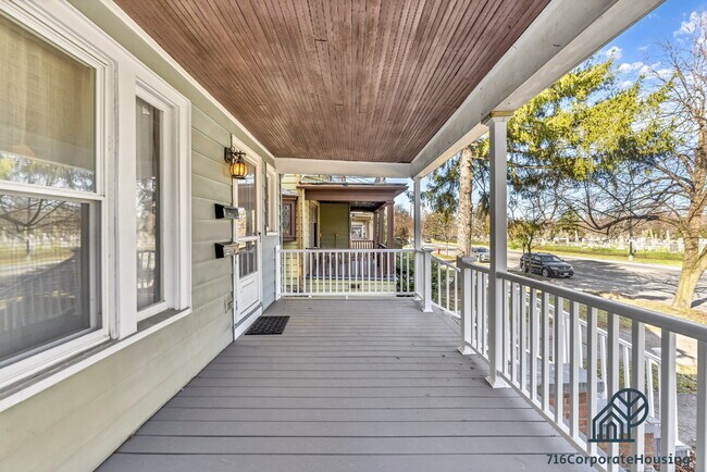 Building Photo - Furnished 3-Bedroom Lower Apartment on Delaware Ave