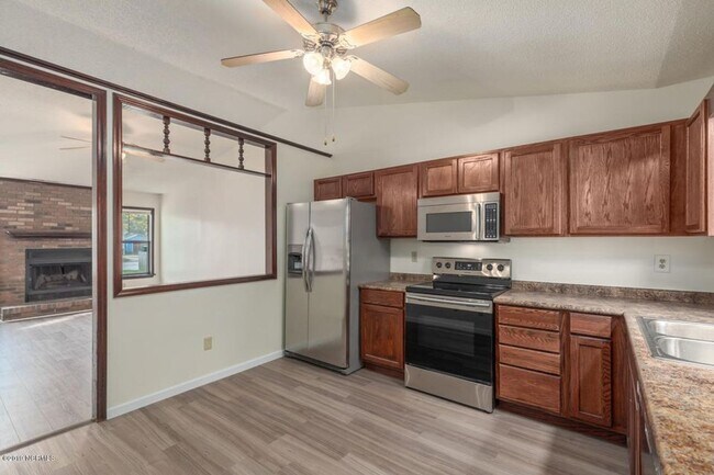 Building Photo - 2 Bedroom, 2 Bathroom Home