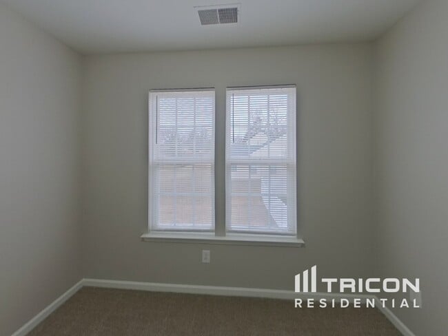 Building Photo - 6825 Parkers Crossing Dr